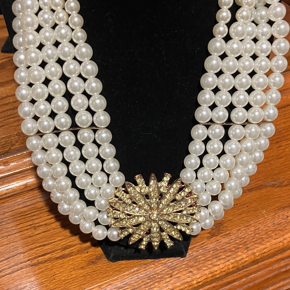 Jewelry - Elegant Pearl Necklace with Gold Accent